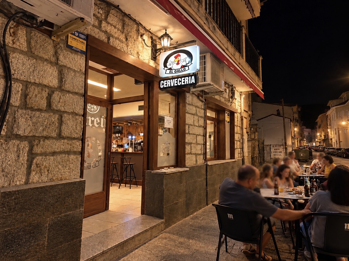 Entrada de Cervecería El Gallo de noche