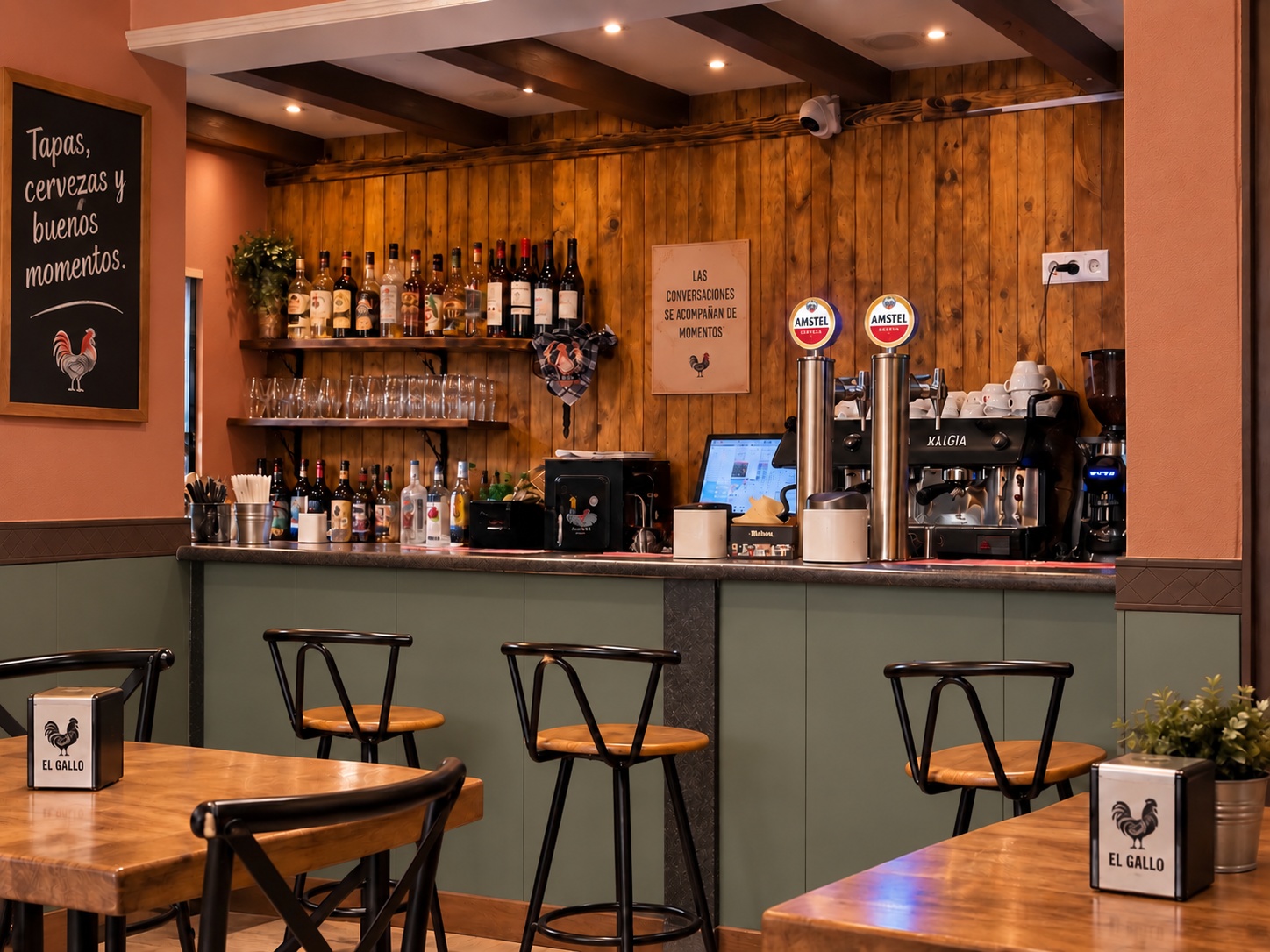 Interior de Cervecería El Gallo